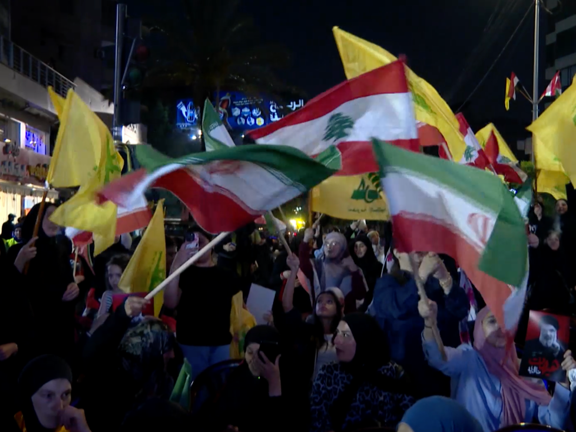 Massa Dahiyeh menunjukkan rasa mendukung dukungan Iran melawan Israel