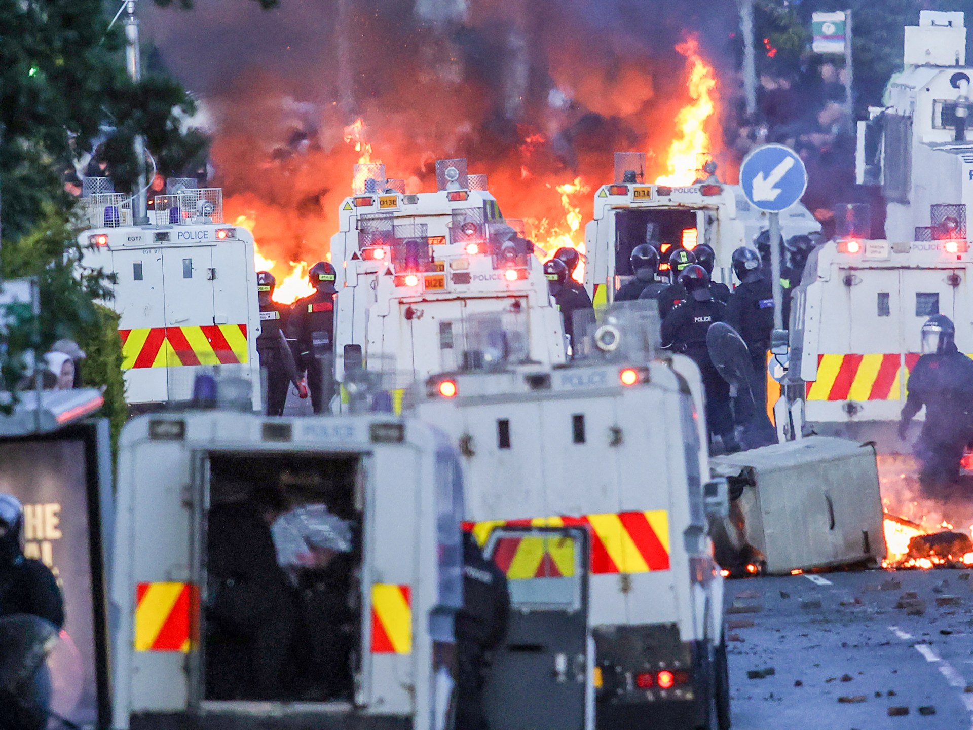 Polisi di Belfast menggunakan meriam udara saat memancarkan anti-imigran terus berlanjut