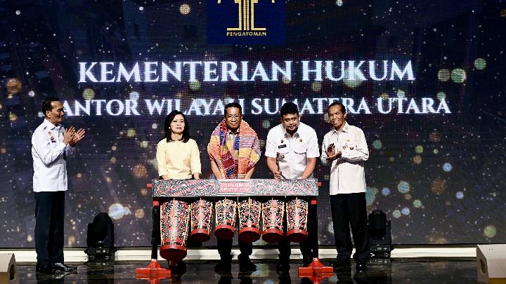 Gubernur Bobby Bersama Menhum Supratman Resmikan 6.110 Posbankum