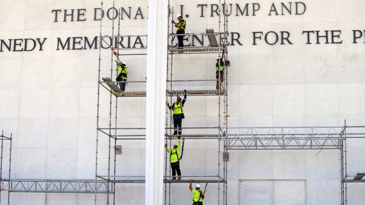 hakim-menjalankan-perintah-untuk-menghapus-nama-trump-dari-kennedy-center