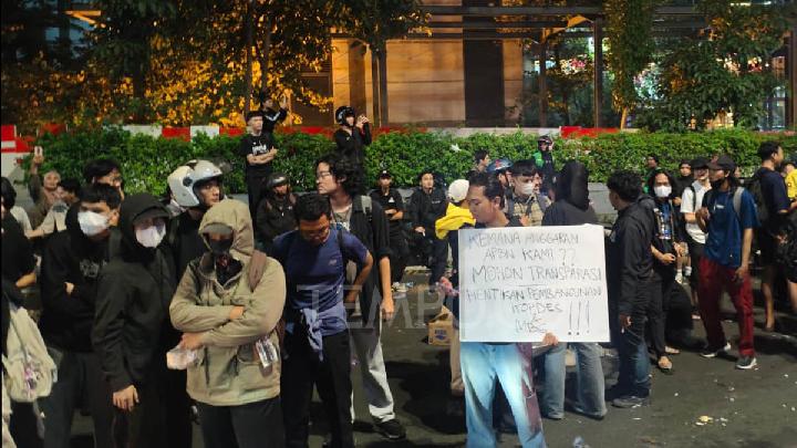 demonstran-masih-bertahan-di-thamrin,-blokade-sudah-dibuka