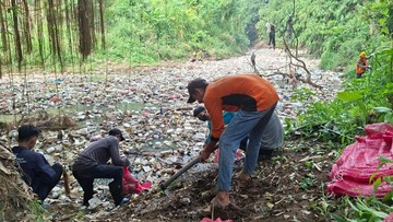 Sungai Cibanten Dipenuhi Sampah, Pemkot Serang dan Warga Turun Bersih-bersih