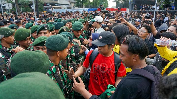 Massa BEM KM IPB Masih Demo Sampai Malam Ini