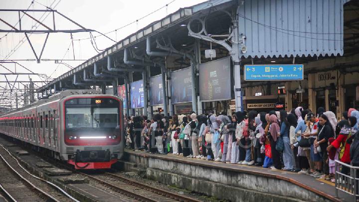 ada-demo-bem-ui,-perjalanan-krl-commuter-line-tetap-normal