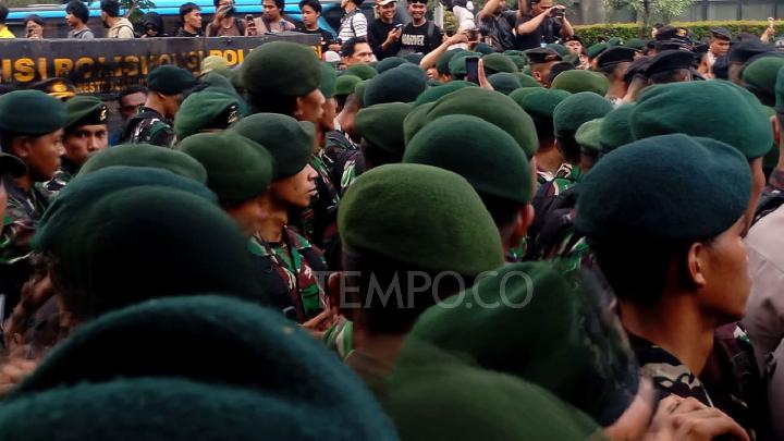 aparat-hadang-aksi-mahasiswa,-sempat-adu-dorong