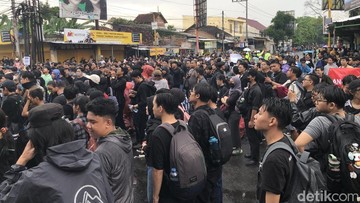 Massa Aliansi Rakyat Memanggil Gelar Aksi di Pertigaan Gejayan Sleman
