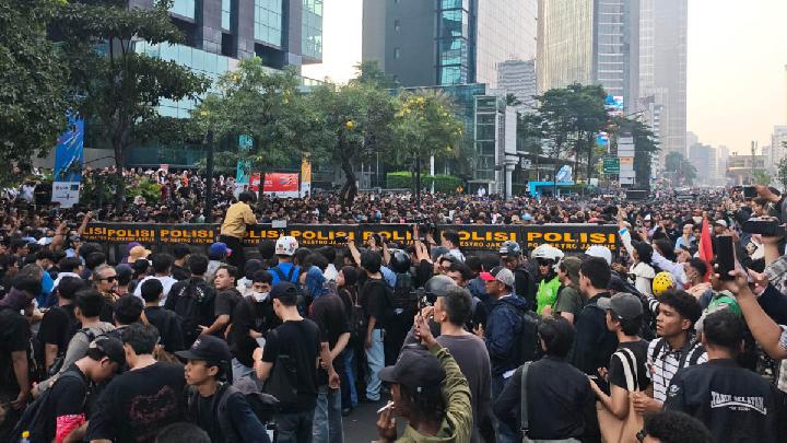 demo-di-bundaran-hi,-mahasiswa:-jangan-represif