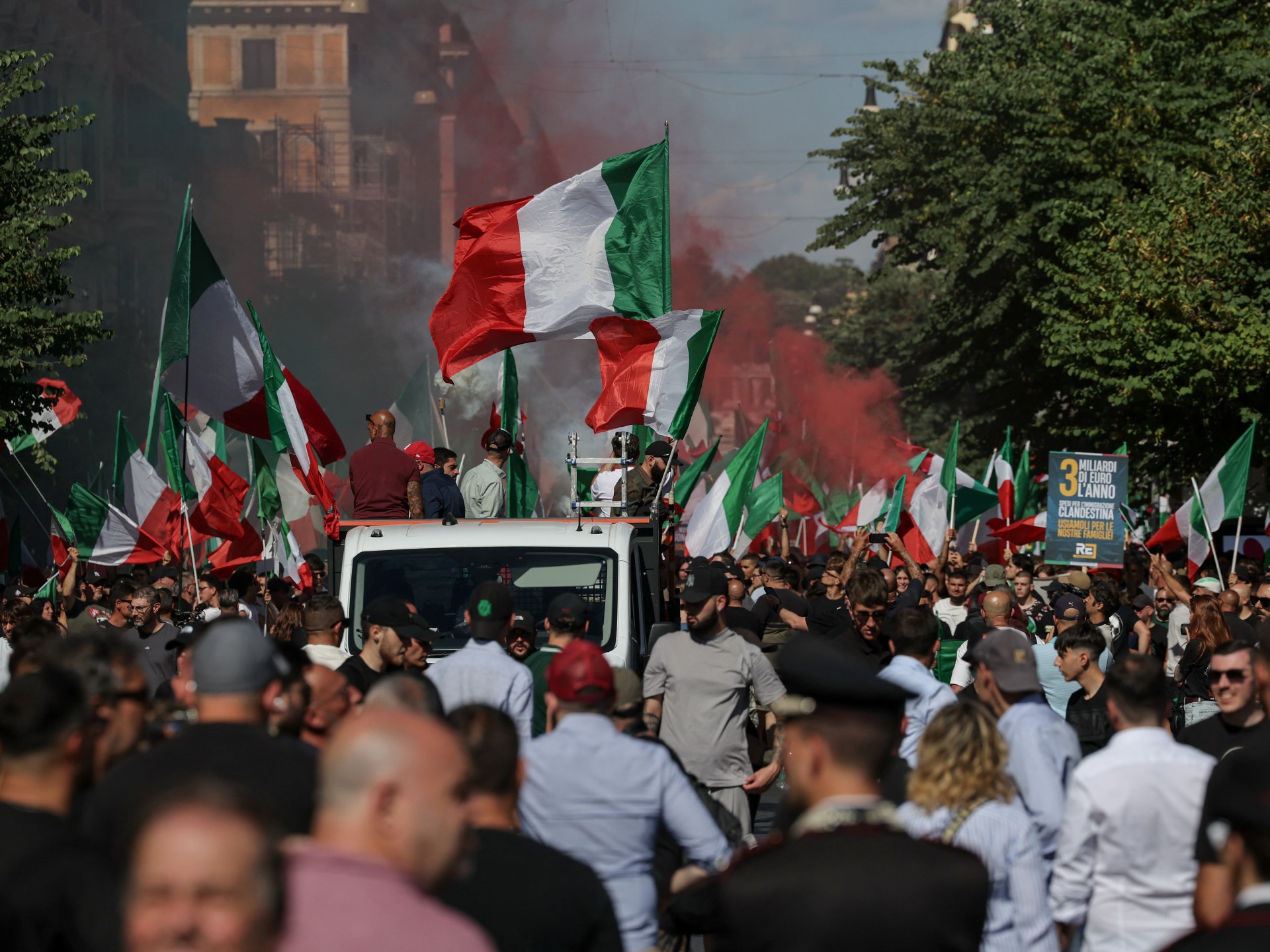 Ribuan orang berunjuk rasa di Roma, Italia untuk melakukan pemaksaan pro dan anti-migrasi