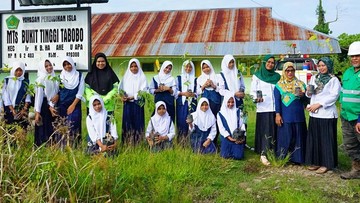 Perkuat Kepedulian Lingkungan, NHM Gelar Aksi Bersih Pantai & Penghijauan