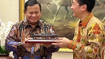 Bertemu Prabowo, Menhan Jepang Beri Miniatur Kapal Perang Legendaris Mikasa