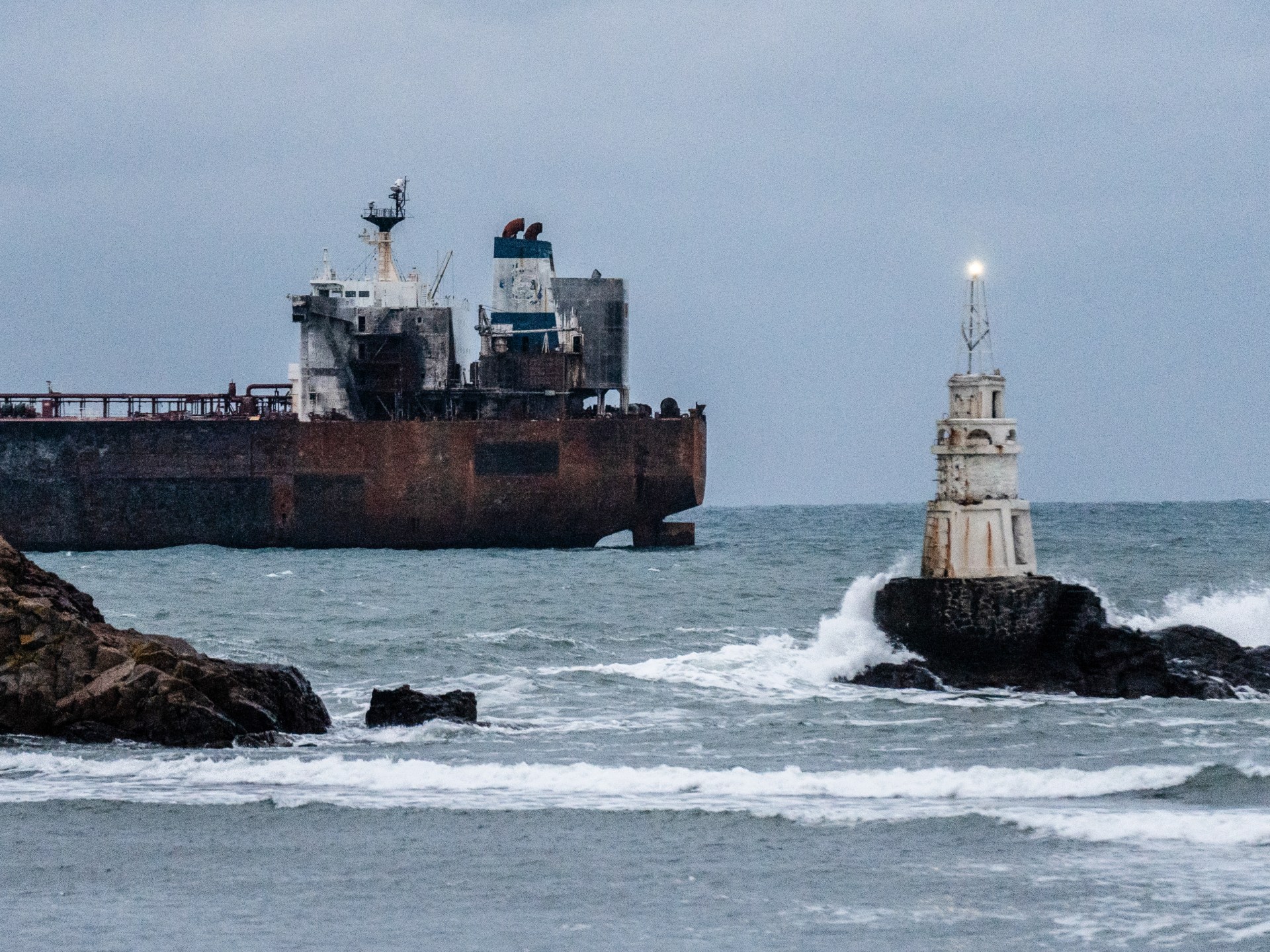 Pasukan Inggris menangkap tersangka kapal tanker armada bayangan Rusia di Selat Inggris