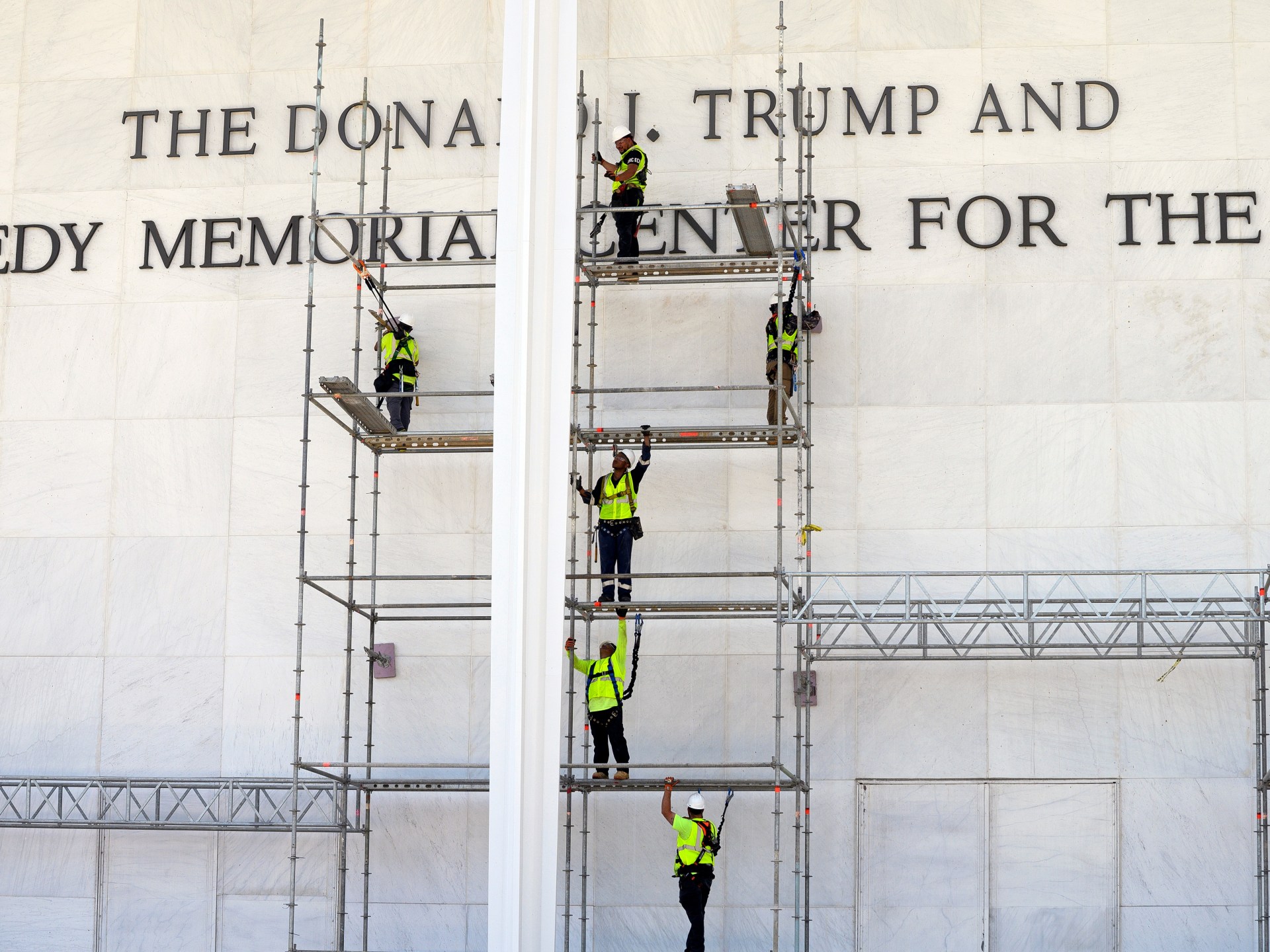 Nama Donald Trump dihapus dari Kennedy Center