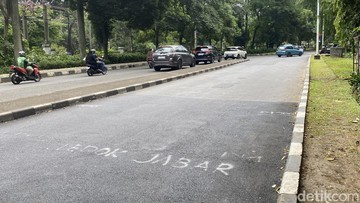 Di Balik Perbaikan Jalan Lenteng Agung Ditulis Tanda Batas Wilayah