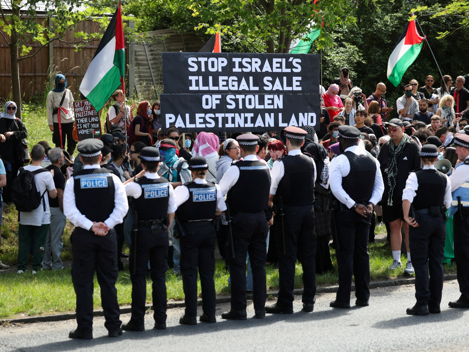 'Tidak Dapat Diterima': Pengunjuk rasa di London mengecam penjualan tanah pemukiman ilegal Israel