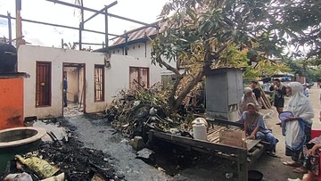 Brak! Lansia Ini Tertimpa Reruntuhan Plafon Usai Ketiduran Saat Rumah Terbakar