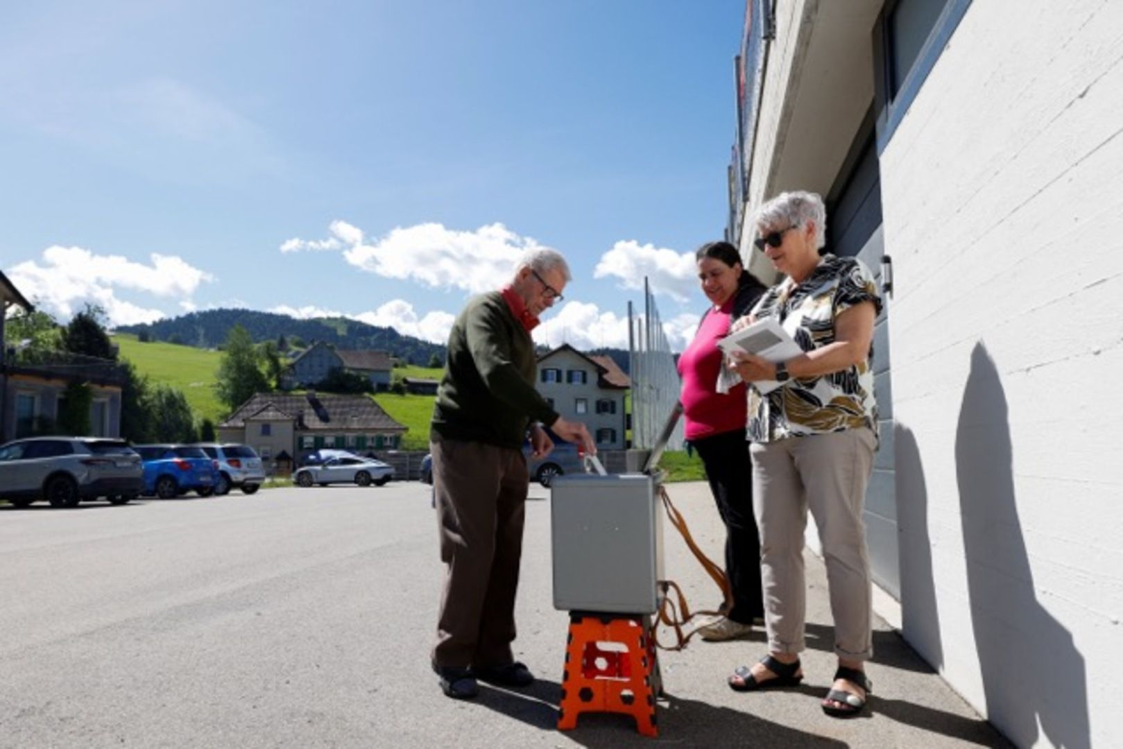Rencana sayap kanan Swiss untuk membatasi populasi yang ditolak dengan margin yang sempit