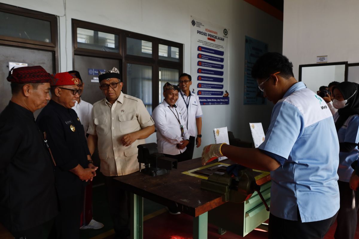 Wamenaker dorong anak muda manfaatkan peluang kerja di luar negeri