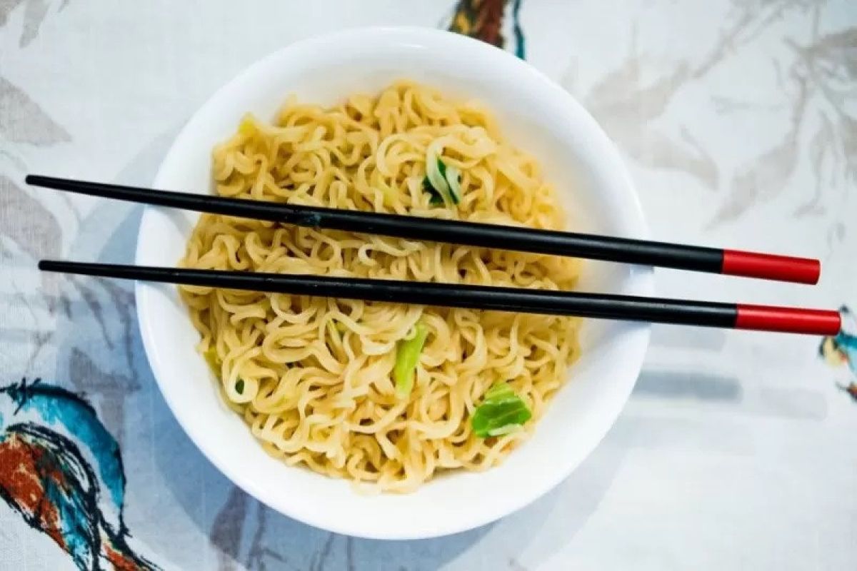 Apa yang terjadi pada usus setelah makan mi instan?