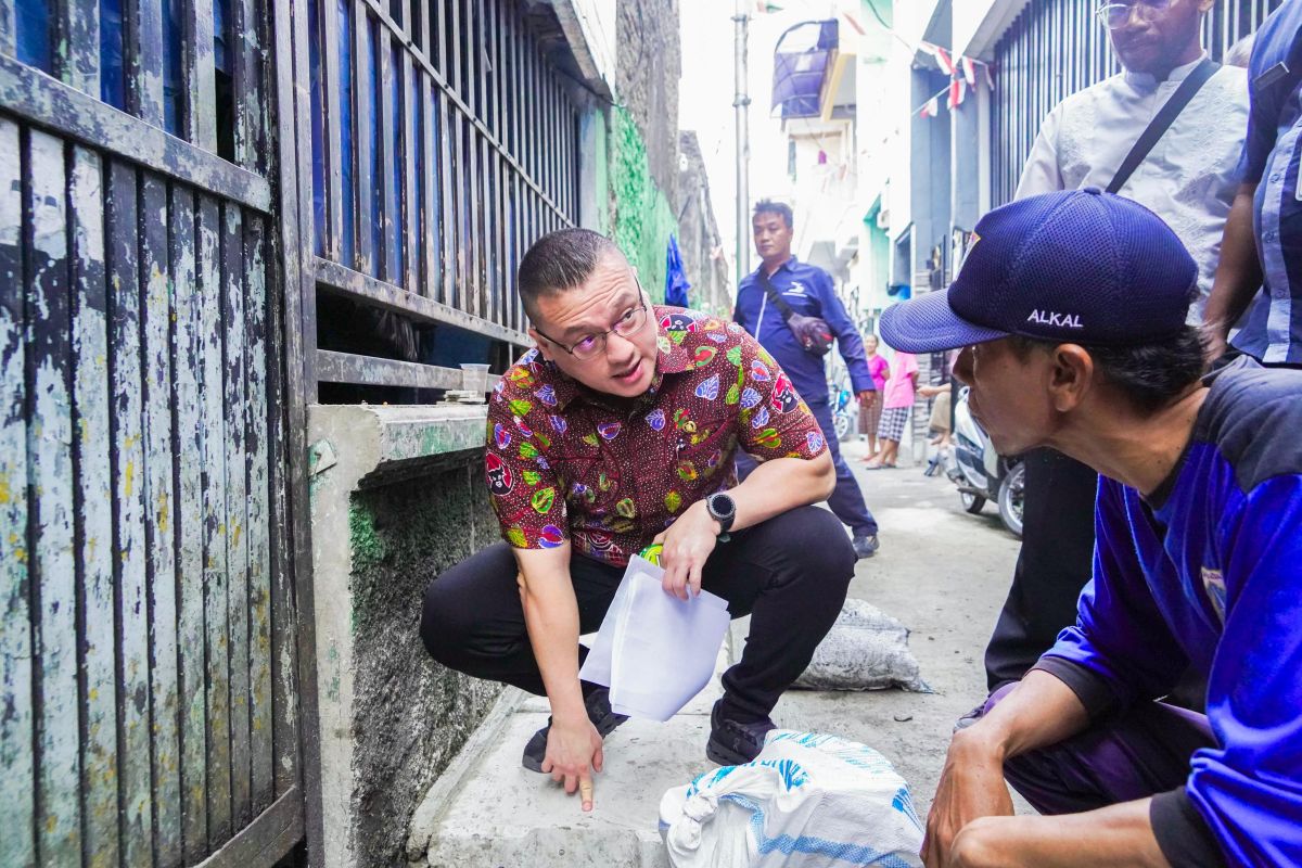 Legislator tinjau pengerjaan saluran air di Jelambar Baru Jakbar