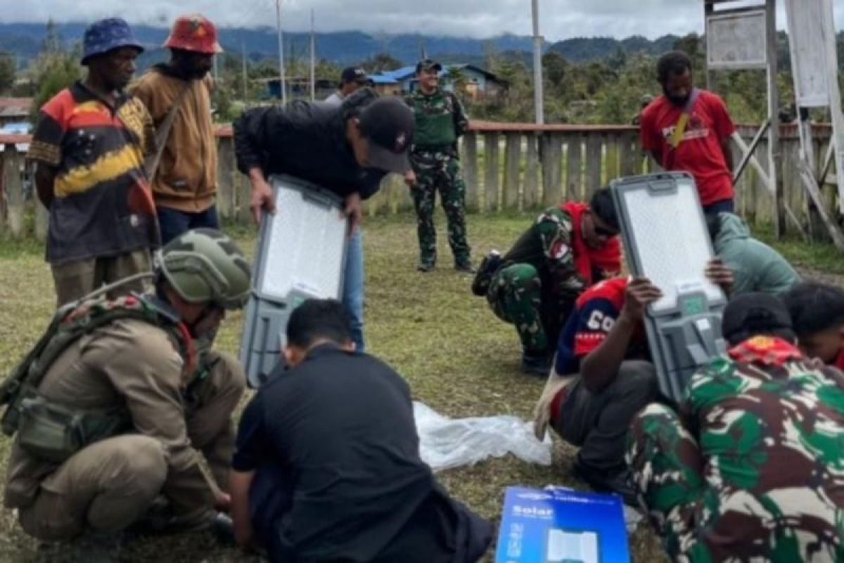 Personel TNI-Polri bantu pasang panel surya di Kalomdol