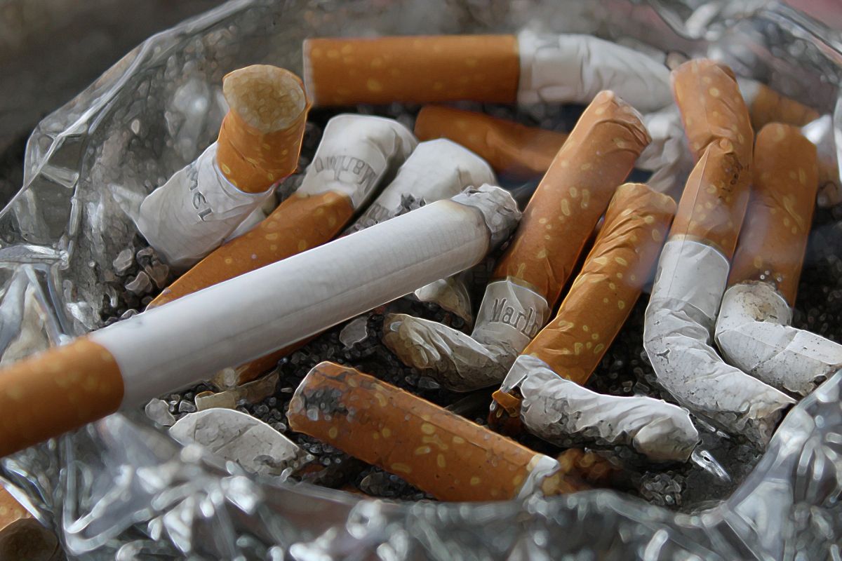 7 Cara ampuh hilangkan bau asap rokok di dalam rumah