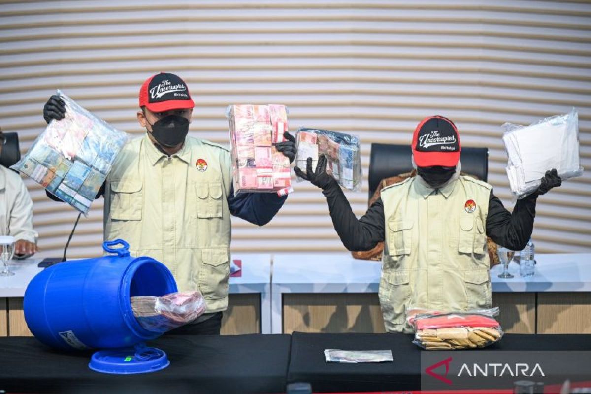 kpk:-kepala-bpk-jateng-minta-rp600-juta,-bupati-klaten-nego-rp400-juta