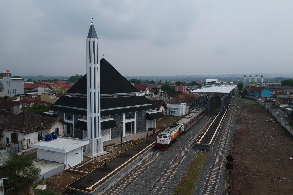 Dari Jendela Kereta, Priangan Bercerita