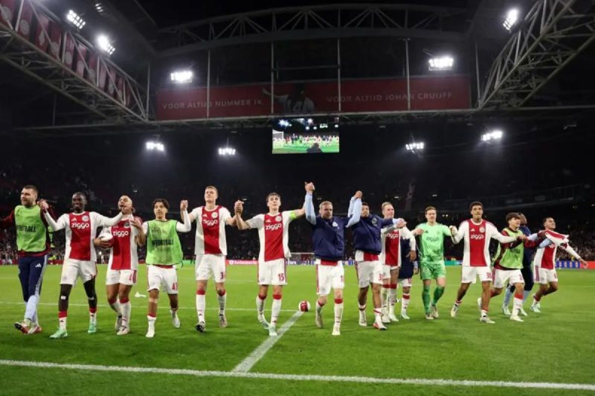 Maarten Paes cadangan, Ajax Amsterdam menang 2-0 atas Atalanta