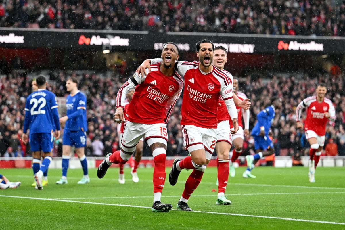 Arsenal samai poin Man City setelah tekuk Everton 2-0