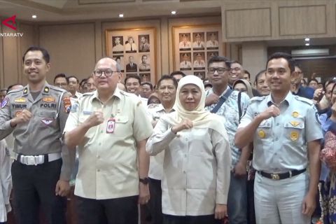 HUT Ke-81 Jatim, Gubernur Khofifah hadiahi warga pemutihan pajak